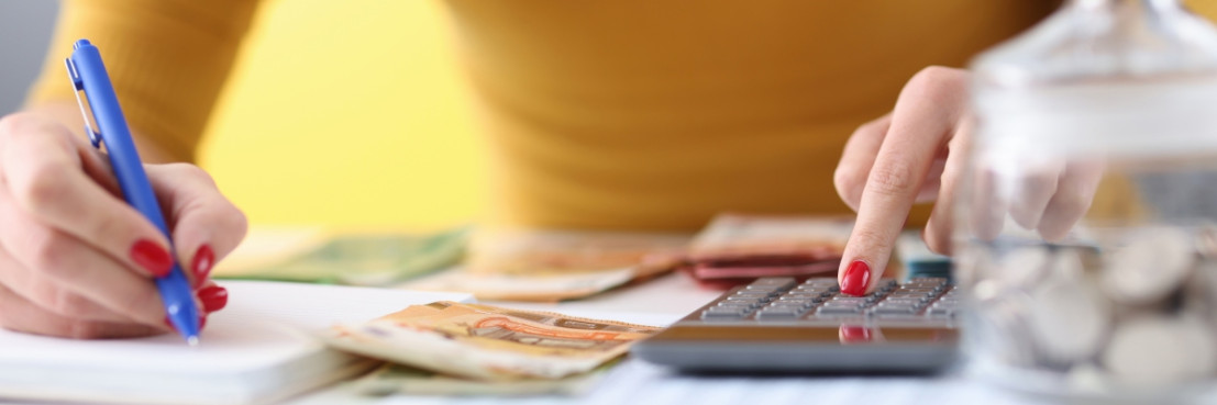 Die Frau zählt das Geld, das sie mit der Vermietung des Wohnmobils verdient hat, und führt darüber ein Kassenbuch.