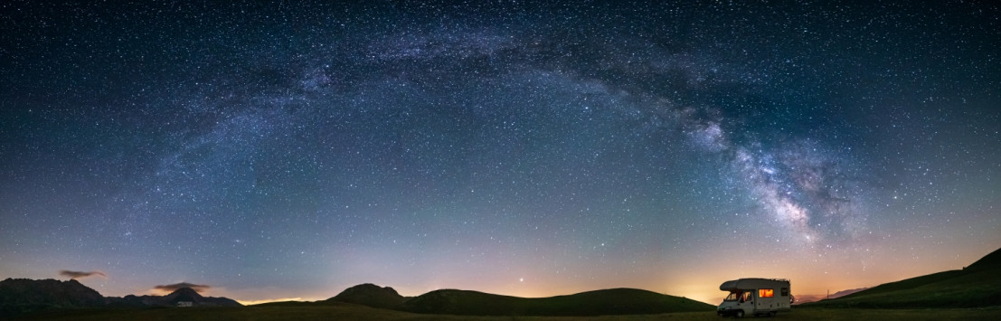 Camper unter dem Sternenhimmel mit schöner Aussicht