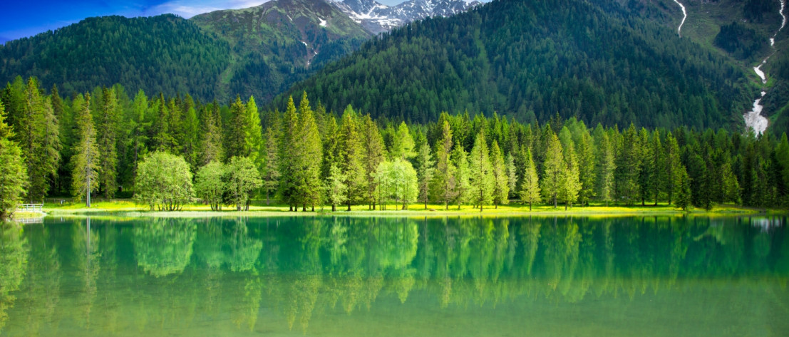 Camper Reise durch wunderschöne Natur mit Bergen und Seen