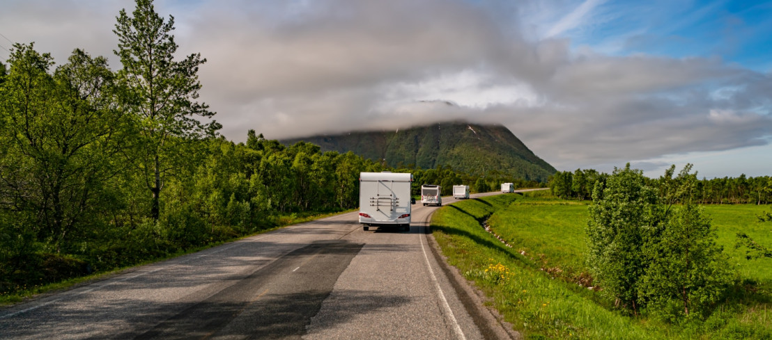 Eine stark besuchte Camperroute, bei der mehrere Camper hintereinander fahren.