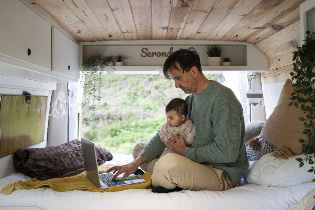 Vereinbare Arbeit und Familienzeit im Buscamper – der perfekte Workation-Lifestyle.