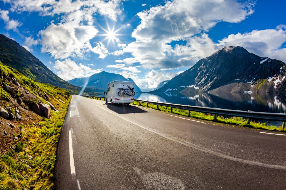 Camper fährt durch Berglandschaft