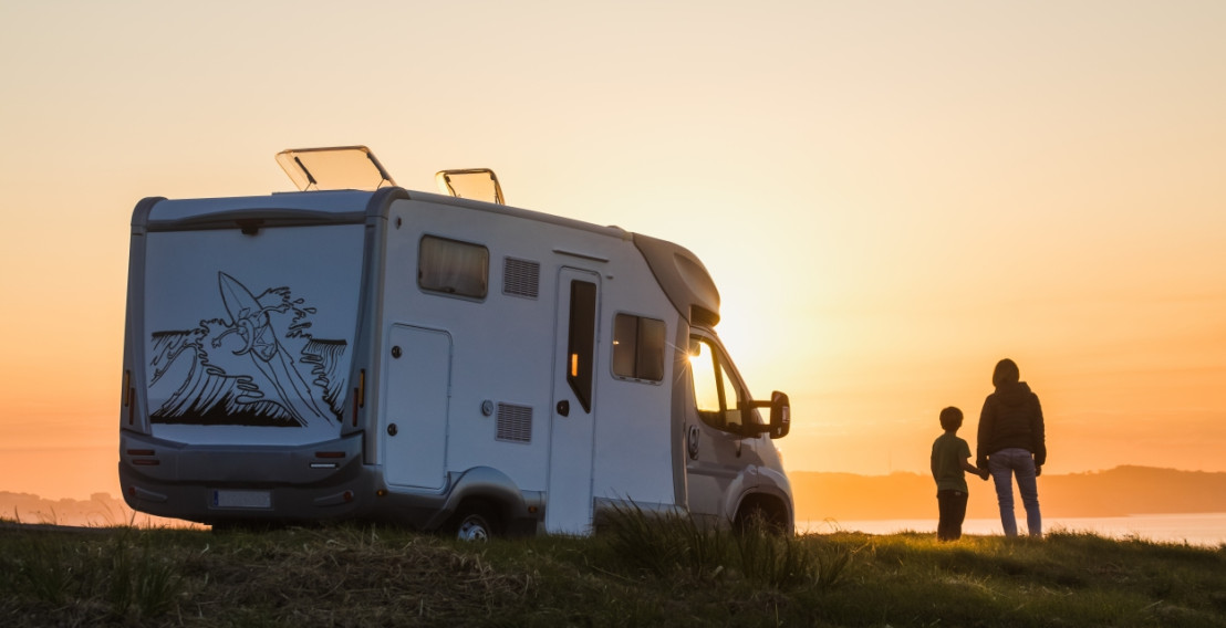 Familienzeit im Camper: Gemeinsam den Sonnenuntergang genießen.
