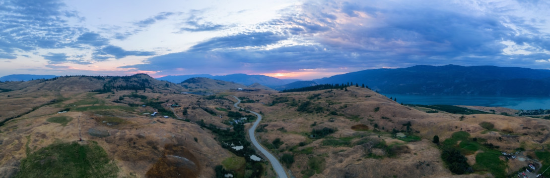 Hügelige Landschaft bei Sonnenuntergang, perfekt für eine unvergessliche Camperreise.