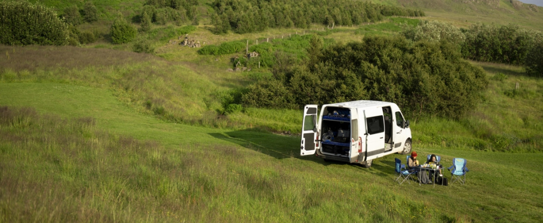 Perfekter Campingplatz: Camper in idyllischer Umgebung.