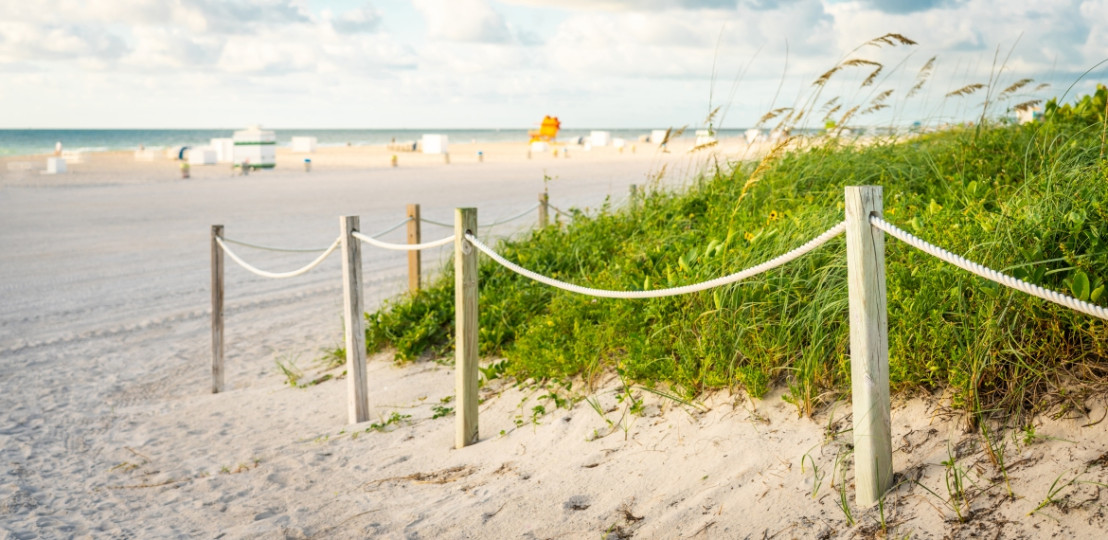Strand mit Ausblick auf das Meer